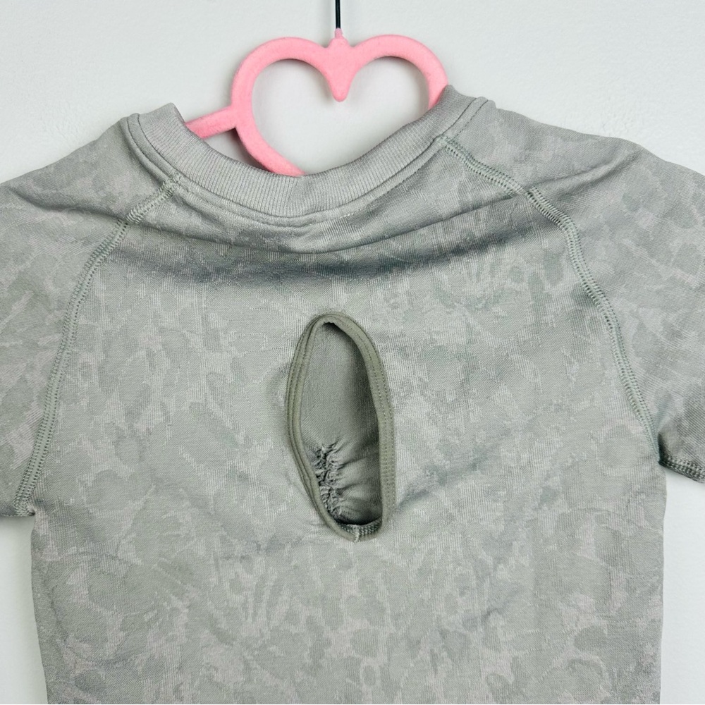Gymshark NWOT Adapt Animal Seamless Short Sleeve Tee In Butterfly Grey Size XS - Picture 4 of 7